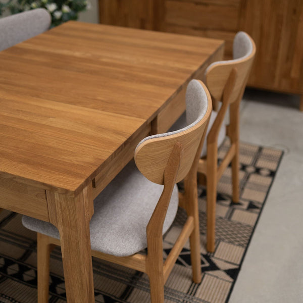 Conjunto de 2 ou 4 cadeiras de jantar Maxwell em carvalho maciço, estofadas em cinzento | VESKOR