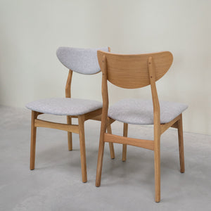 Conjunto de 2 ou 4 cadeiras de jantar Maxwell em carvalho maciço, estofadas em cinzento | VESKOR