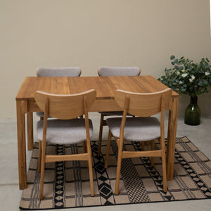 Conjunto de 2 ou 4 cadeiras de jantar Maxwell em carvalho maciço, estofadas em cinzento | VESKOR