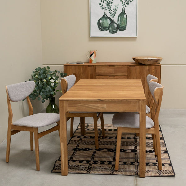 Conjunto de 2 ou 4 cadeiras de jantar Maxwell em carvalho maciço, estofadas em cinzento | VESKOR