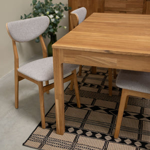 Conjunto de 2 ou 4 cadeiras de jantar Maxwell em carvalho maciço, estofadas em cinzento | VESKOR