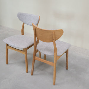 Conjunto de 2 ou 4 cadeiras de jantar Maxwell em carvalho maciço, estofadas em cinzento | VESKOR