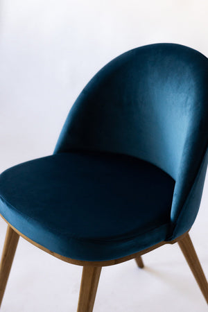 Conjunto de 2 ou 4 cadeiras de jantar Clara, estrutura em carvalho maciço, estofos em Monako Blue | NordicStory