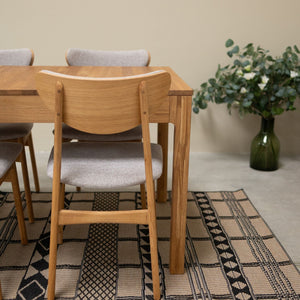 Conjunto de 2 ou 4 cadeiras de jantar Maxwell em carvalho maciço, estofadas em cinzento | VESKOR