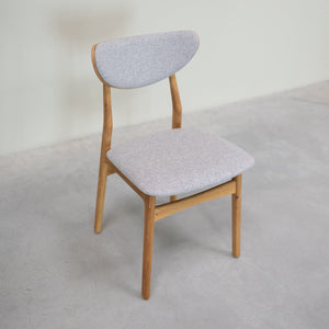 Conjunto de 2 ou 4 cadeiras de jantar Maxwell em carvalho maciço, estofadas em cinzento | VESKOR