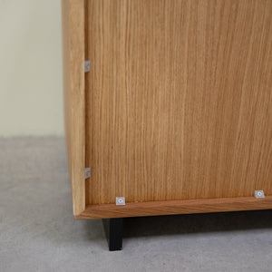 NordicStory Vitrina de madeira maciça de carvalho Bremen 2, 95 x 41 x 200 cm.