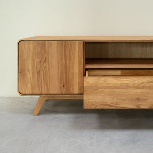 Suporte para televisão NordicStory em carvalho maciço Geneva 1, 160 x45 x 55 cm.