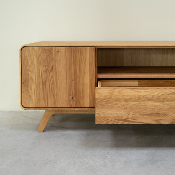 Suporte para televisão NordicStory em carvalho maciço Geneva 1, 160 x45 x 55 cm.