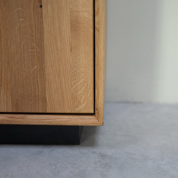 NordicStory Vitrina de madeira maciça de carvalho Bremen 2, 95 x 41 x 200 cm.