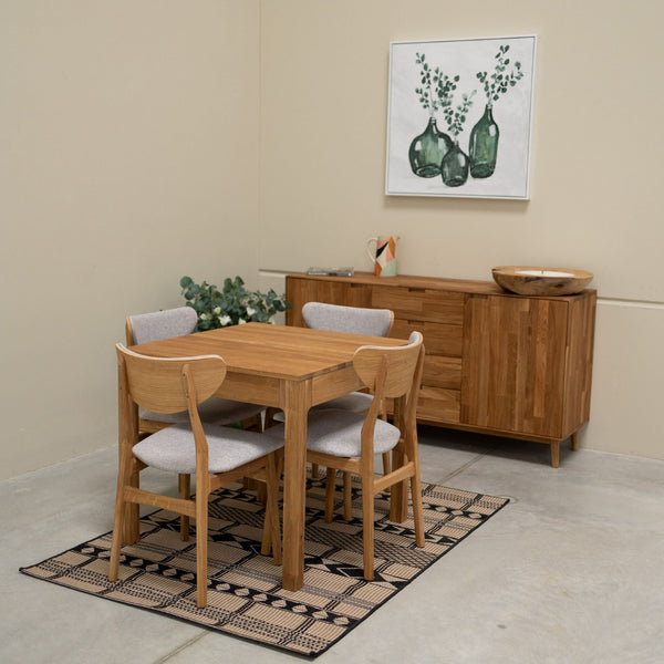 Conjunto de 2 ou 4 cadeiras de jantar Maxwell em carvalho maciço, estofadas em cinzento | VESKOR