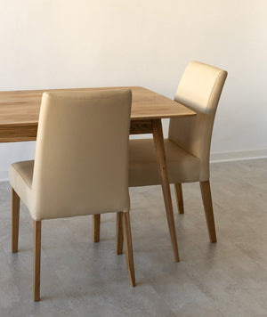 Conjunto de 2 ou 4 cadeiras de jantar Malaga, estrutura em carvalho maciço, estofo bege | NordicStory