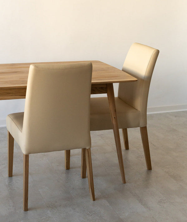 Conjunto de 2 ou 4 cadeiras de jantar Malaga, estrutura em carvalho maciço, estofo bege | NordicStory