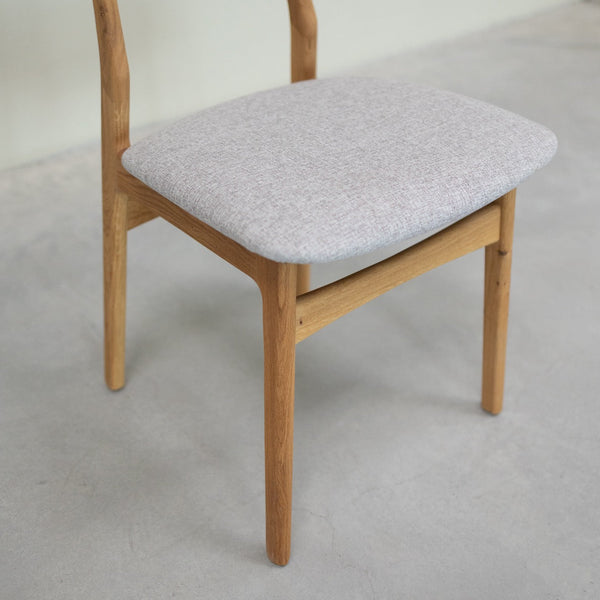 Conjunto de 2 ou 4 cadeiras de jantar Maxwell em carvalho maciço, estofadas em cinzento | VESKOR