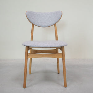 Conjunto de 2 ou 4 cadeiras de jantar Maxwell em carvalho maciço, estofadas em cinzento | VESKOR