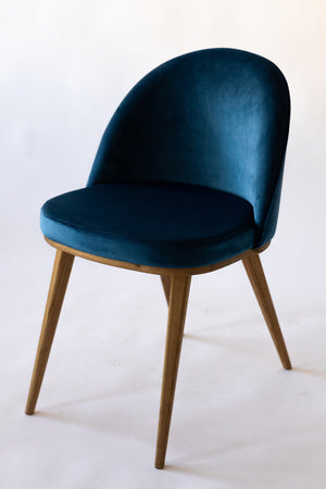 Conjunto de 2 ou 4 cadeiras de jantar Clara, estrutura em carvalho maciço, estofos em Monako Blue | NordicStory