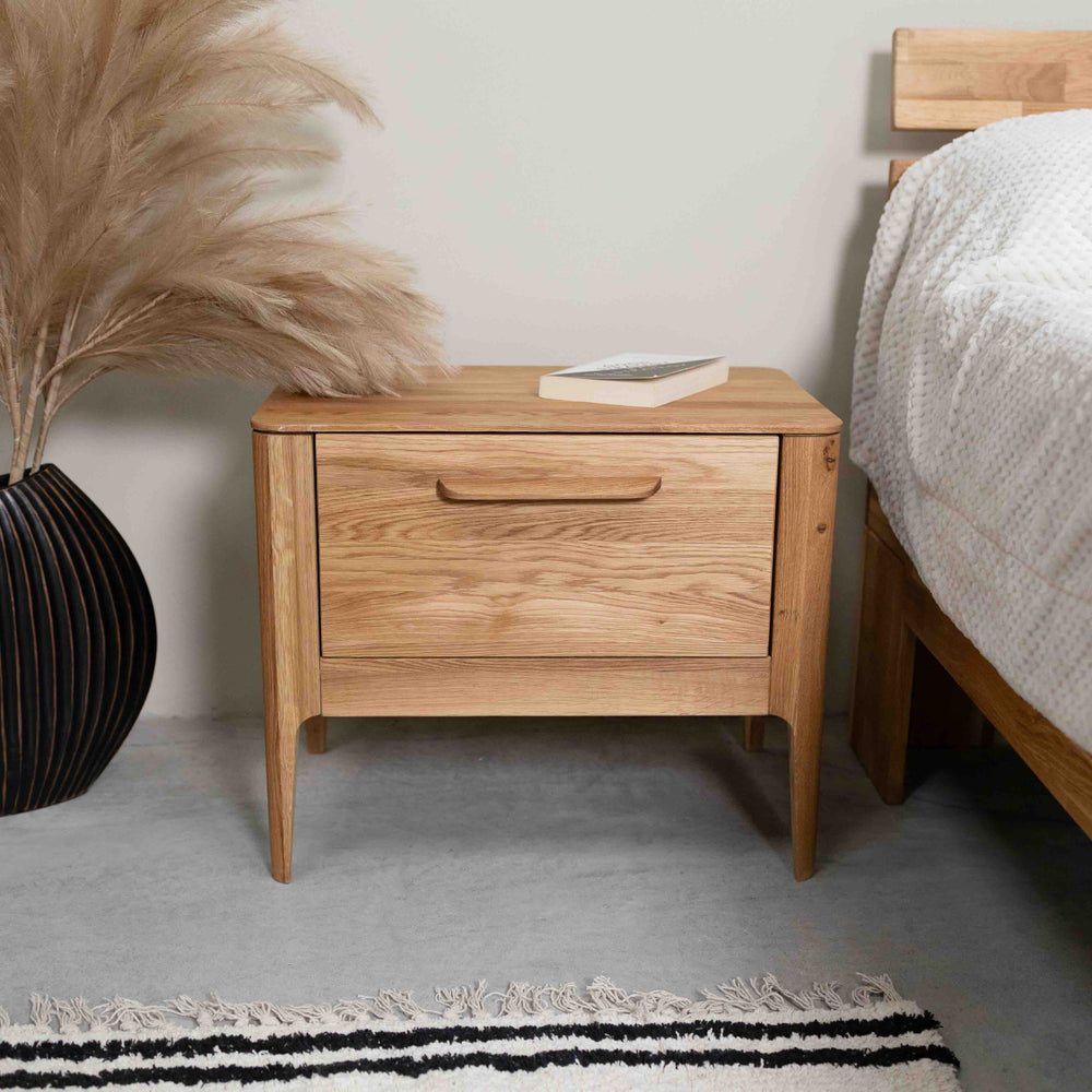 Mesa de cabeceira de carvalho maciço Atlanta, 56,2 x 38,2 x 47 cm | NordicStory