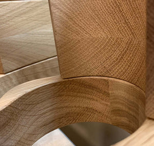 NordicStory Estante de vinho de carvalho feito à mão OMO 9, suporte de vinho para 9 garrafas