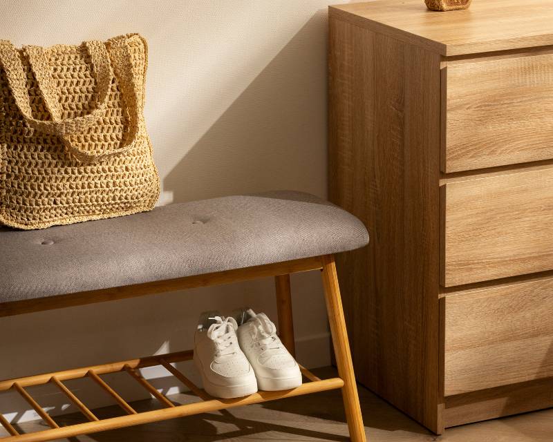 Decorar a sala de estar com móveis de cores claras