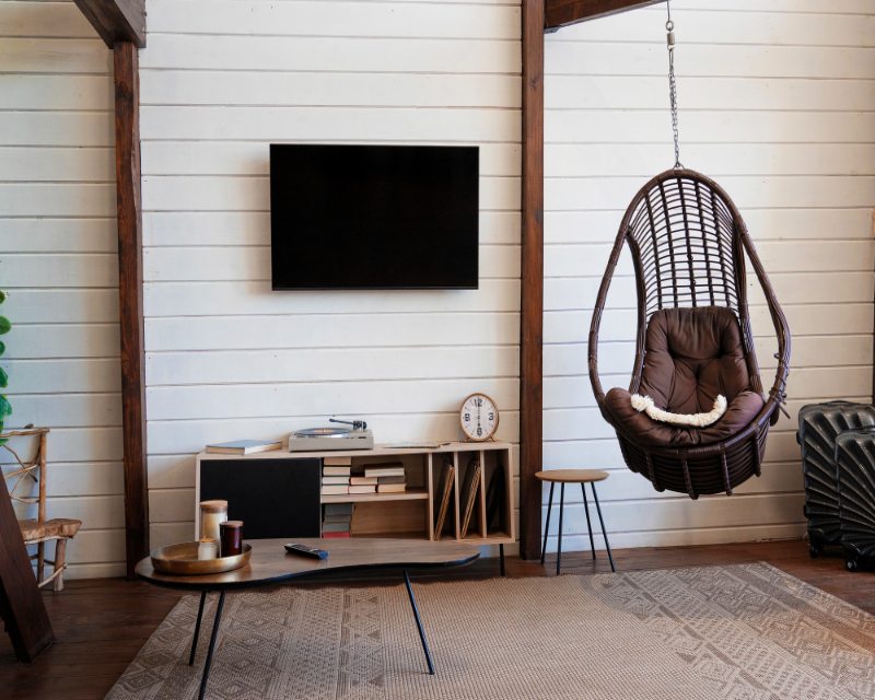 Como pendurar uma televisão num móvel de madeira: passo a passo para uma instalação perfeita