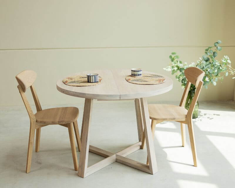 mesas de madeira em espaços pequenos