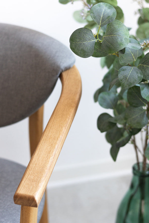 Conjunto de 2 ou 4 cadeiras de jantar Alexis, estrutura em carvalho maciço, estofo em cinzento nórdico | NordicStory