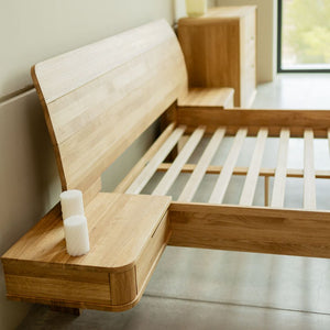 Cama em madeira maciça de carvalho com mesas de cabeceira ALINA | VESKOR