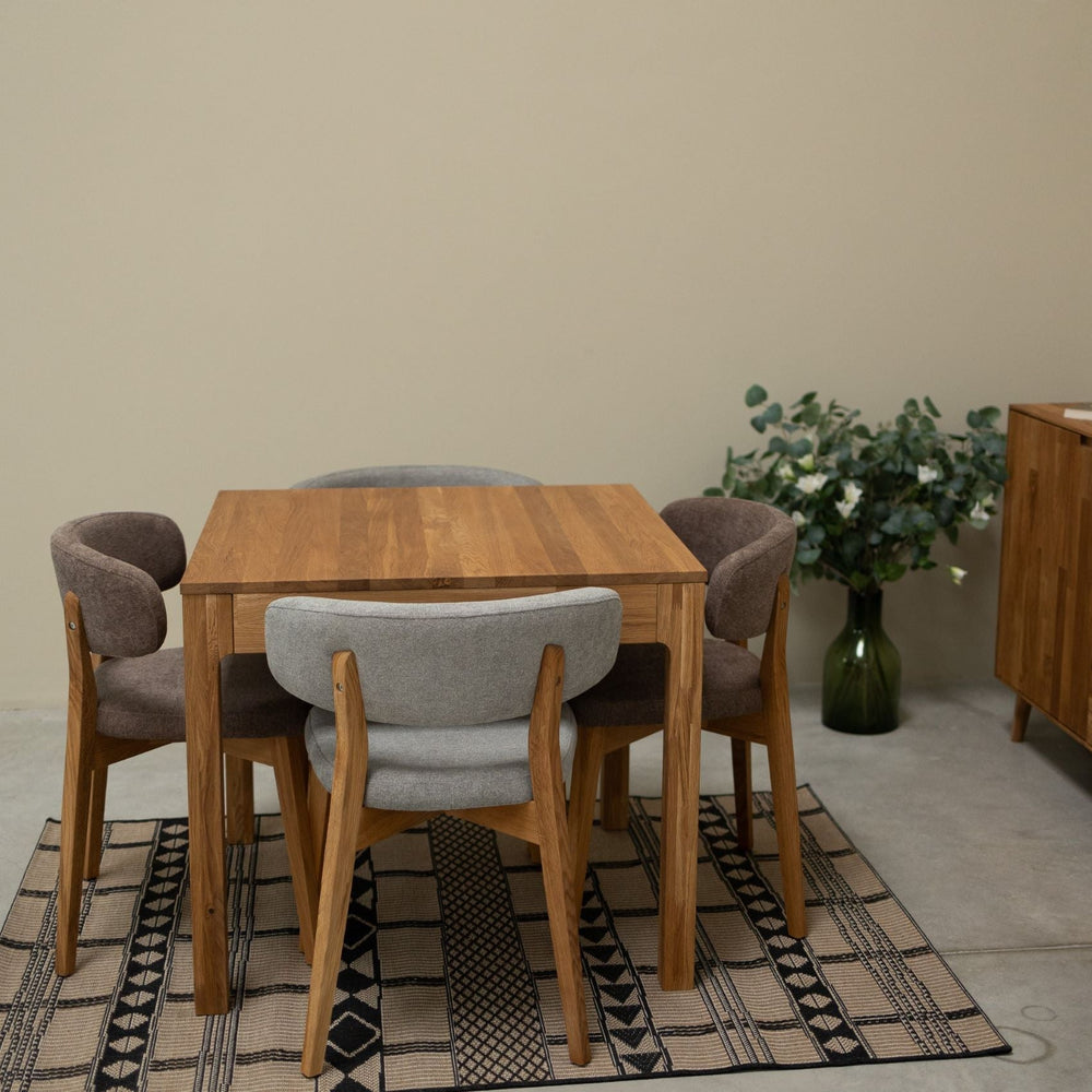 Conjunto de 2 ou 4 cadeiras de jantar Claus em carvalho maciço, estofadas em cinzento ou castanho | VESKOR