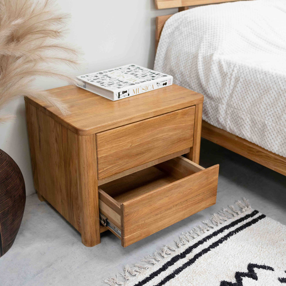 Mesa de cabeceira Elsa em carvalho maciço, 56,5 x 44 x 47 cm | NordicStory