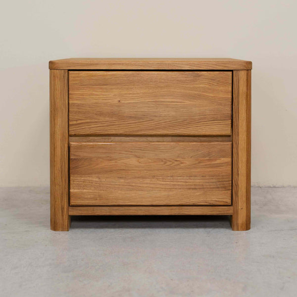 Mesa de cabeceira Elsa em carvalho maciço, 56,5 x 44 x 47 cm | NordicStory