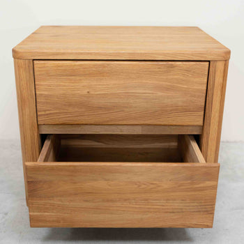 Mesa de cabeceira Elsa em carvalho maciço, 56,5 x 44 x 47 cm | NordicStory