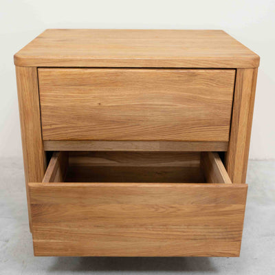 Mesa de cabeceira Elsa em carvalho maciço, 56,5 x 44 x 47 cm | NordicStory