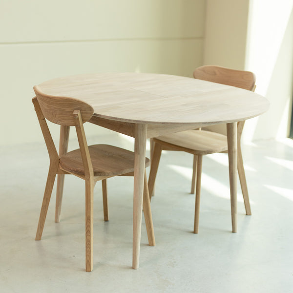 Conjunto NordicStory Escandi 3 mesa de madeira maciça e duas cadeiras ISKU