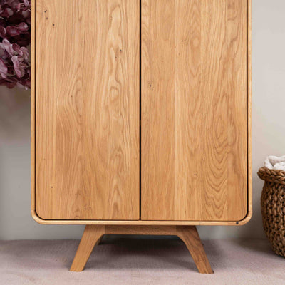 Armário NordicStory com 2 portas em carvalho maciço Genebra, 60 x 45 x 200 cm.