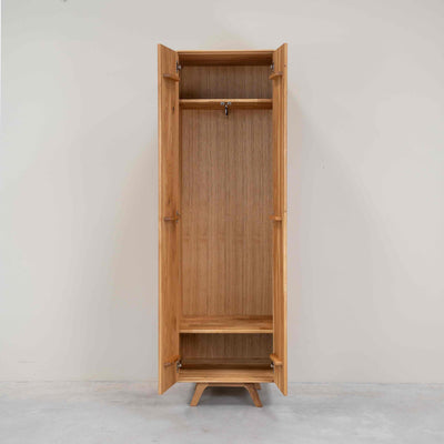 Armário NordicStory com 2 portas em carvalho maciço Genebra, 60 x 45 x 200 cm.