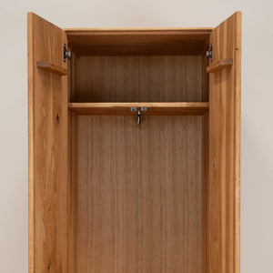 Armário NordicStory com 2 portas em carvalho maciço Genebra, 60 x 45 x 200 cm.