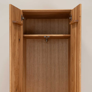 Armário NordicStory com 2 portas em carvalho maciço Genebra, 60 x 45 x 200 cm.