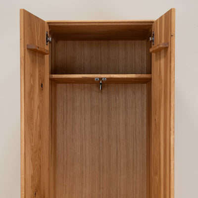 Armário NordicStory com 2 portas em carvalho maciço Genebra, 60 x 45 x 200 cm.