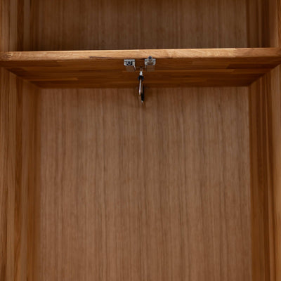 Armário NordicStory com 2 portas em carvalho maciço Genebra, 60 x 45 x 200 cm.