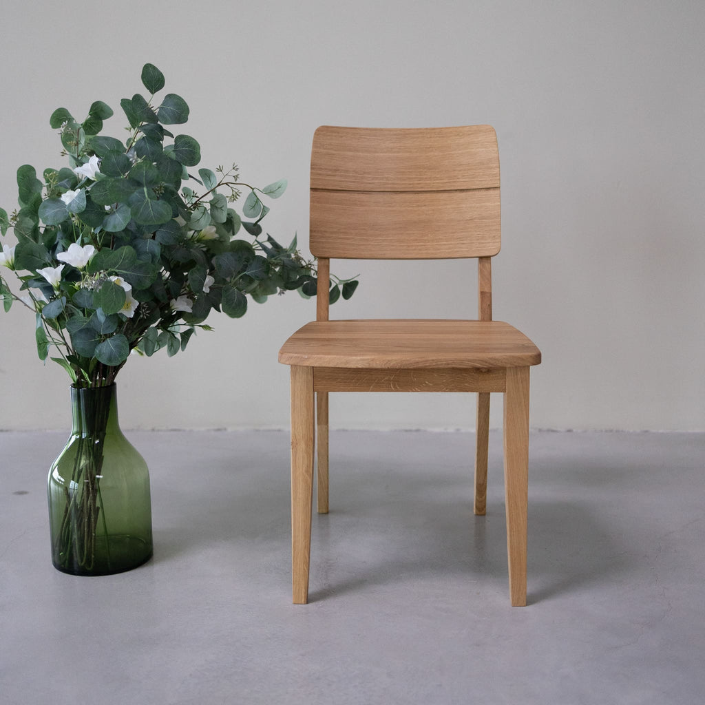 NordicStory Conjunto de cadeiras de jantar em carvalho maciço da coleção Mauritz Mobiliário nórdico com um design moderno em carvalho.