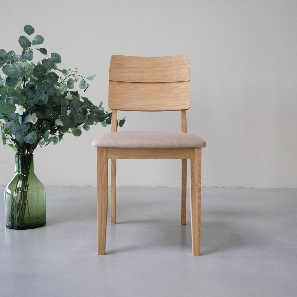 NordicStory Conjunto de cadeiras de jantar estofadas em carvalho maciço da coleção Mauritz Mobiliário em cor bege nórdico com um design moderno Carvalho.