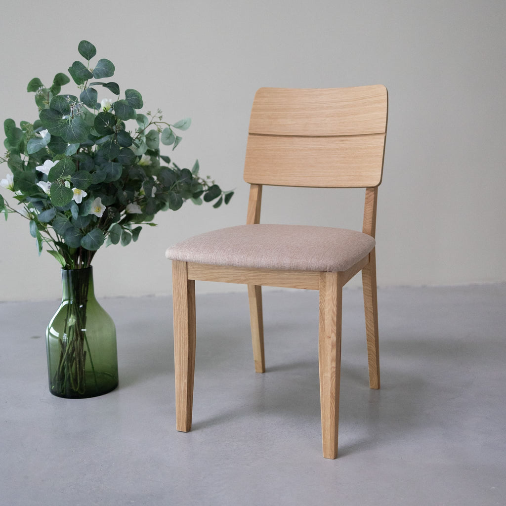 NordicStory Conjunto de cadeiras de jantar estofadas em carvalho maciço da coleção Mauritz Mobiliário em cor bege nórdico com um design moderno Carvalho.