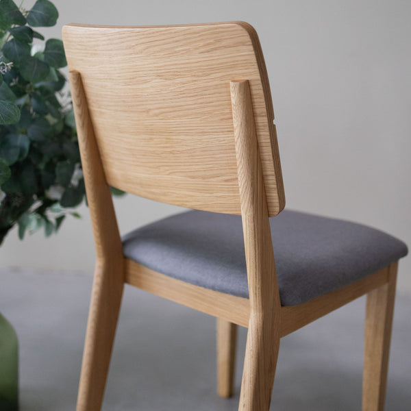 NordicStory Conjunto de cadeiras de jantar estofadas em carvalho maciço da coleção Mauritz Móveis em cinzento nórdico com um design moderno Carvalho.