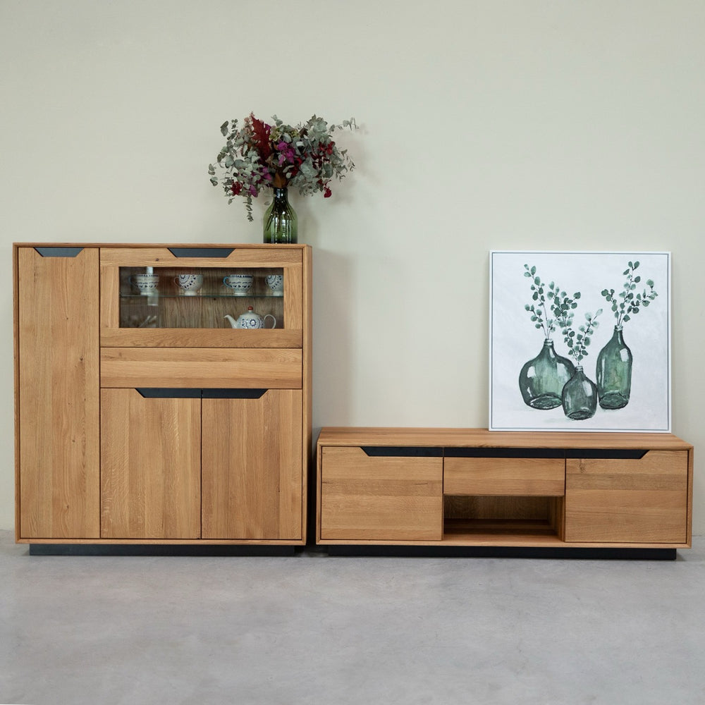 NordicStory Bremen 3 vitrina de madeira maciça de carvalho, 124 x 38 x 134 cm.