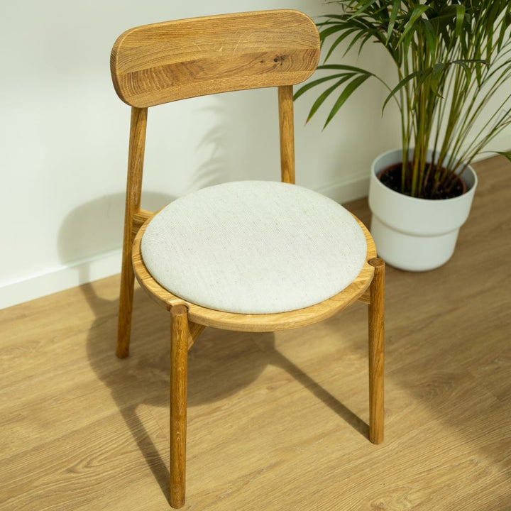 pequena cadeira de madeira