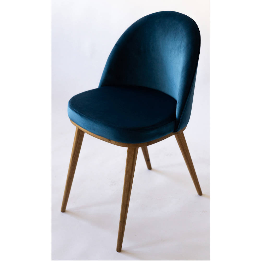 Pacote NordicStory de 2 ou 4 cadeiras de jantar Clear Dining, Estrutura em carvalho maciço, Estofos em Monako Azul