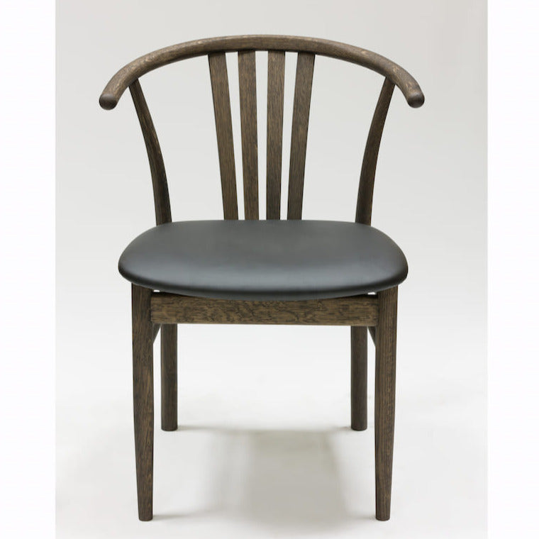 Veskor Conjunto de 2 ou 4 cadeiras de jantar Dagmar em carvalho maciço, estofadas em carvalho preto.
