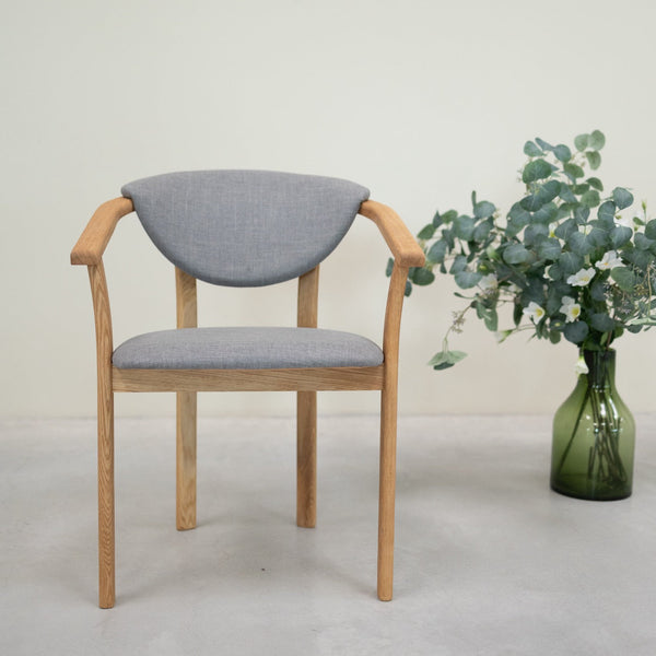 Conjunto de 2 ou 4 cadeiras de jantar Alexis, estrutura em carvalho maciço, estofo em cinzento nórdico | NordicStory