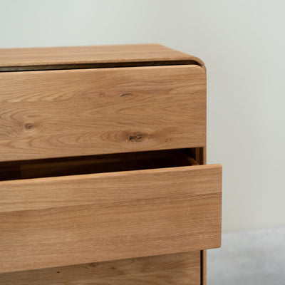 Cómoda em carvalho maciço Genebra 2 Cómoda com 4 gavetas Roble.Store NordicStory