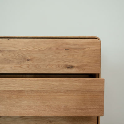 Cómoda em carvalho maciço Genebra 2 Cómoda com 4 gavetas Roble.Store NordicStory