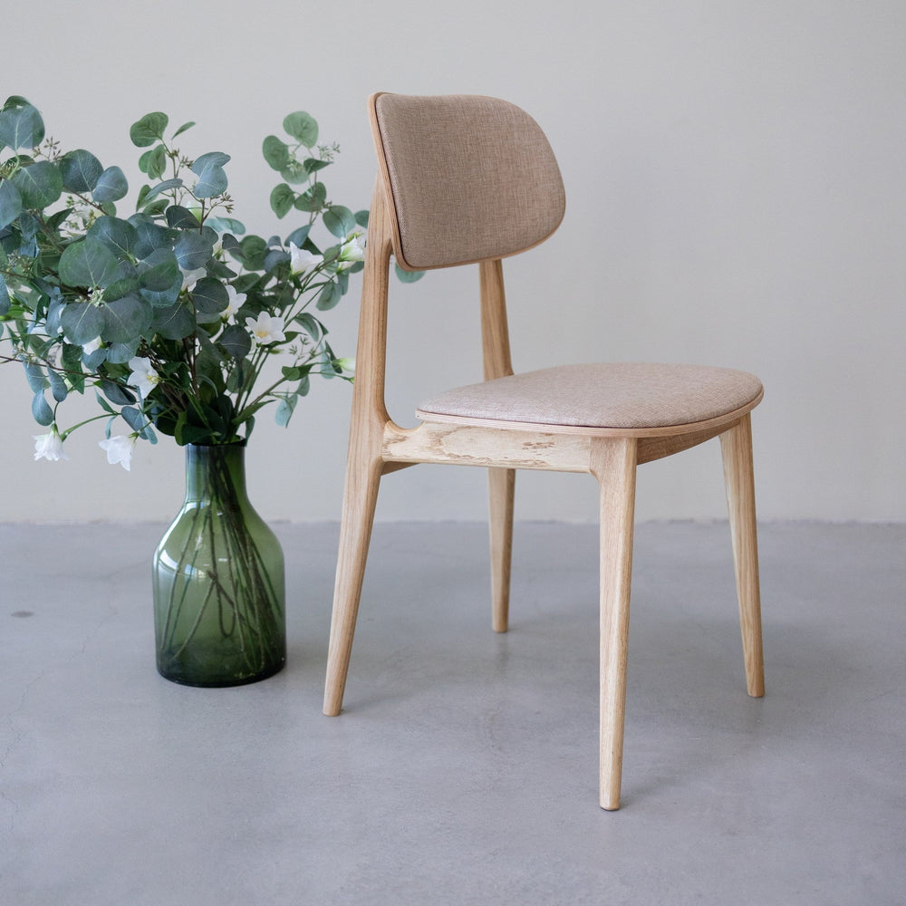 Conjunto de 2 ou 4 cadeiras de jantar Varde, estrutura em carvalho maciço, estofos